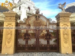 Mẫu cổng nhôm đúc đẹp được lấy cảm hứng từ bộ cổng tại cung điện Buckingham. Các họa tiết đặc sắc với hình ảnh sư tử và ngựa 1 sừng. Những linh vật giúp đem lại may mắn đến với gia chủ.