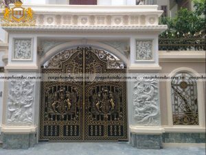Mẫu cổng nhôm đúc sở hữu vẻ đẹp sang trọng, đẳng cấp. Đây là thiết kế được sử dụng nhiều trong các khu biệt thự, lâu đài.