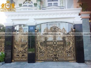 Cổng nhôm đúc với sự kết hợp hài hòa về màu sắc. Điều này mang đến 1 không gian vô cùng sang trọng cho ngôi nhà.