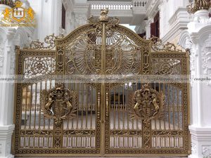 Mẫu cổng nhôm đúc phù điêu được thiết kế thông tháng mang đến vẻ đẹp hiện đại cho ngôi nhà.