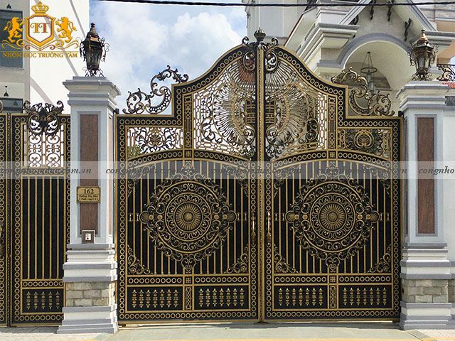 Mẫu cổng nhôm đúc cao cấp đem lại không gian sang trọng, đẳng cấp. Mẫu thiết kế phù hợp với các căn biệt thự, lâu đài.