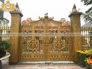 Mẫu cổng nhôm đúc phù điêu luôn nhận được sự chú ý từ các gia đình. Thiết kế đem đến vẻ đẹp sang tọng và đẳng cấp.