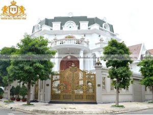 Cổng nhôm đúc không chỉ góp phần bảo vệ ngôi nhà mà còn tạo điểm nhấn cực kỳ thu hút.