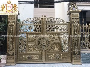 Mẫu cổng nhôm đúc với những đường nét, hoa tiết vô cùng tinh tế.