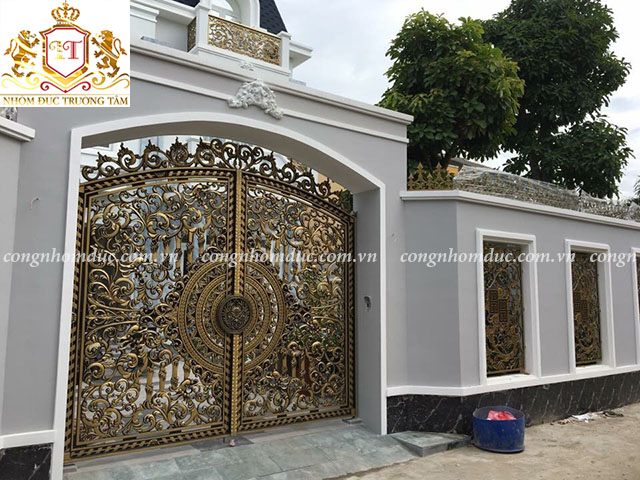 Bộ cổng nhôm đúc mang đến vẻ đẹp sang trọng, ấn tượng cho nhà biệt thự tân cổ điển