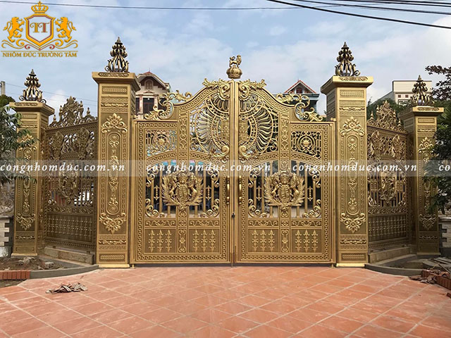Bộ cổng nhôm đúc mang đến vẻ đẹp sang trọng, ấn tượng cho nhà biệt thự tân cổ điển
