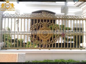 Mẫu hàng rào nhôm đúc đẹp với họa tiết sáng tạo, tinh tế. Thiết kế phù hợp với những ngôi nhà mang phong cách hiện đại và bán cổ điển.