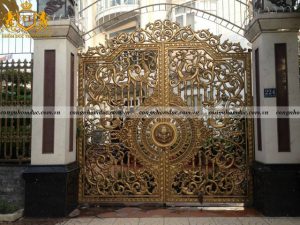 Mẫu cổng nhôm đúc đẹp, họa tiết tinh tế do Trường Tâm thiết kế và thi công