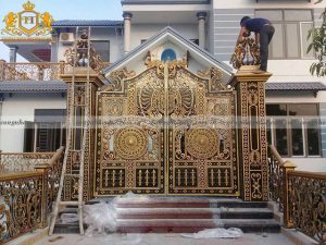 Cổng nhôm đúc họa tiết tinh xảo, cầu kỳ mang đến vẻ đẹp sang trọng cho ngôi nhà.