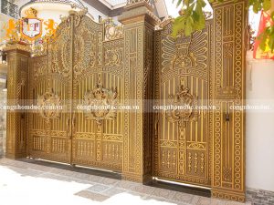 Cổng nhôm đúc phù điêu mang vẻ đẹp cực kỳ ấn tượng. Bạn có thể lắp đặt bộ cổng này cho các công trình lâu đài, biệt thự.