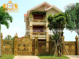 Đây là mẫu cổng được rất nhiều gia đình yêu thích lựa chọn. Nếu bạn đang sở hữu 1 căn biệt thự sang trọng thì đừng ngần ngại hãy lắp đặt ngay bộ cổng này cho ngôi nhà nhé!