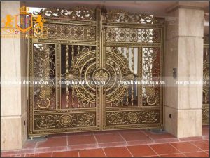 Nếu như bạn yêu thích 1 bộ cổng nhôm đúc đẹp, sang trọng thì bạn nên xem qua thiết kế mẫu cổng nhôm đúc này. Chất liệu nhôm đúc hợp kim cùng họa tiết ấn tượng mang đến sự đặc biệt cho không gian ngoại thất.