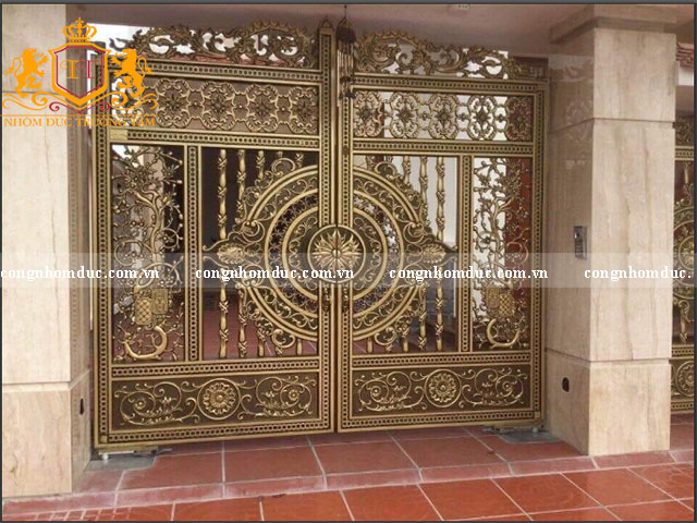 Hợp kim nhôm đúc chính là chất liệu làm cổng được yêu thích nhất hiện nay trên thị trường. Chúng có thể chịu được sự khắc nghiệt của thời tiết, không bị han gỉ, oxi hóa, cong vênh. Bạn hoàn toàn có thể yên tâm về độ bền sử dụng của sản phẩm.