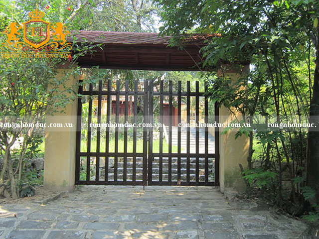 Đây là mẫu cổng được thiết kế khá đơn giản chỉ với các thanh sắt hộp được sắp xếp lại với nhau tạo nên 1 liên kết vô cùng chắc chắn. Bộ cổng được thiết kế như 1 hàng rào tiện lợi. Mặc dù được thiết kế đơn giản nhưng nó vẫn đáp ứng được tiêu chí bền, đẹp, an toàn.