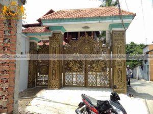 Mẫu cổng nhôm đúc song long phun lửa mang vẻ đẹp sang trọng. Không chỉ đẹp mà đây còn là thiết kế mang ý nghĩa phong thủy, giúp đem lại may mắn cho gia đình.