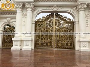 Mẫu cổng nhôm đúc cao cấp đẹp được hòa quyện về màu sắc và họa tiết. Khách tới nhà sẽ cảm thấy vô cùng ấn tượng khi thấy bộ cổng nhôm đúc này.