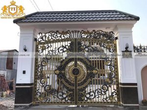 Cổng nhôm đúc với vẻ đẹp hài hòa về màu sắc. Bạn có thể thấy được vẻ đẹp sang trọng, đẳng cấp mà thiết kế này đem lại cho ngôi nhà.