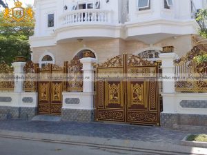 Cổng nhôm đúc với hình ảnh vô cùng độc đáo giúp tạo điểm nhấn ấn tượng cho không gian mặt tiền. Chắc hẳn ai cũng bị thu hút bởi thiết kế này.