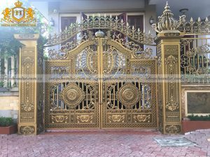 Cổng nhôm đúc phù điêu không chỉ góp phần tạo nên vẻ đẹp cho ngôi nhà mà còn giúp bảo vệ an toàn cho mái ấm.
