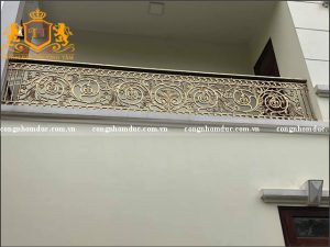 Mẫu lan can ban công nhôm đúc đẹp, tinh tế mang đến 1 không gian an toàn, sang trọng cho ngôi nhà.