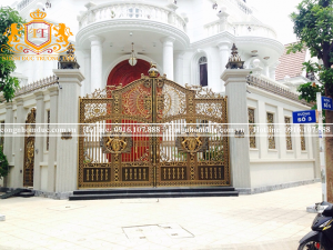 Tô điểm vẻ đẹp cho ngôi nhà với bộ cổng phù điêu cực kỳ thu hút.