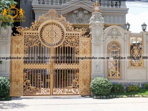 Mẫu cổng phù hợp với kiến trúc cổ điển. Họa tiết - hoa văn có sự kết hợp hài hòa với nhau đem đến nét đẹp độc đáo cho mặt tiền.