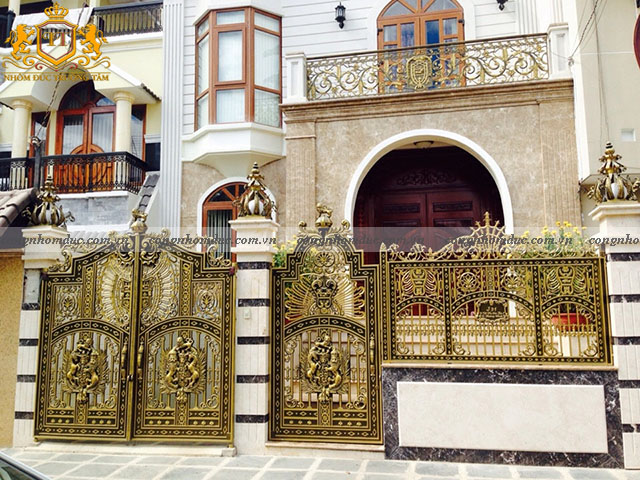 Kích thước cổng cần cân xứng với nhà.