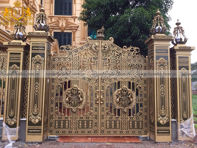 Thiết kế cổng nhôm đúc đẹp mang đến 1 không gian sang trọng, đẳng cấp.