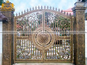 Thiết kế cổng nhôm đúc với họa tiết tinh tế, các đường nét đẹp, cuốn hút . Đây chính là thiết kế đang được gia đình yêu thích lựa chọn.