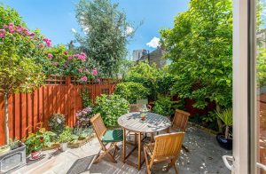 Góc cafe nhỏ trong sân vườn