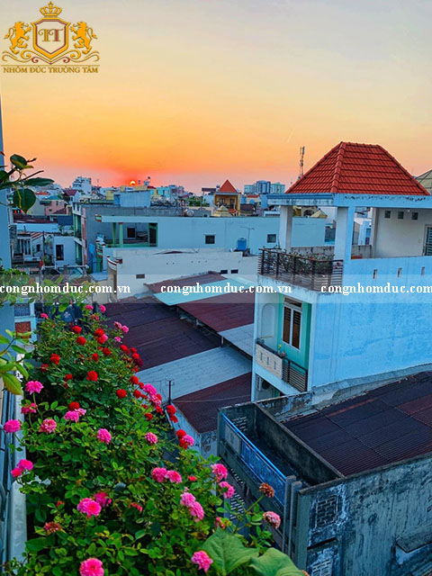 Chắc hẳn bạn sẽ vô cùng thích thú nếu sở hữu 1 giàn hoa hồng tại ngay ban công như thế này đúng không ạ?