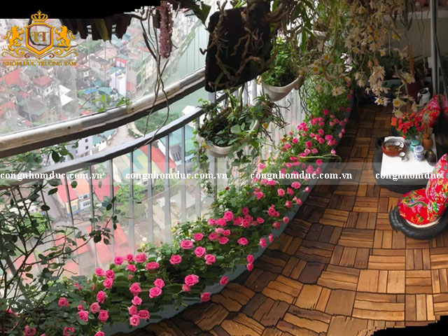 Một không gian nghỉ dưỡng thật tuyệt vời. Những đó hoa tràn ngập sắc màu giúp không gian ban công trở nên ấn tượng hơn bao giờ hết.