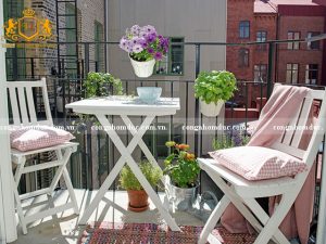 Đây là thiết kế ban công nhà phố mang đậm phong cách vintage. Thiết kế này khá thích hợp cho cô nàng yêu thích vẻ đẹp cổ điển. Bộ bàn ghế, thảm chăn đều toát lên vẻ đẹp của phong cách vintage. Và không thể thiếu được những chậu hoa sắc màu giúp không gian trở nên đầy lãng mạn và thơ mộng.