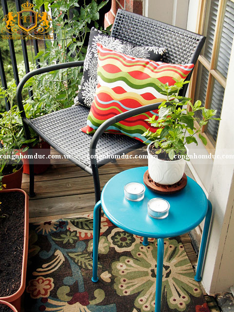 1. Một bộ bàn ghế nhỏ nhắn có thể dễ dàng bị lu mờ trong một căn phòng với không gian rộng lớn. Tuy nhiên, khi bạn đặt nó ở 1 ban công nhỏ thì lại hoàn toàn khác. Nó sẽ góp phần không gian được trở nên tỏa sáng. Thật đấy! Đặc biệt, với 1 bộ bàn ghế có sắc màu của bầu trời trong xanh như thế này.