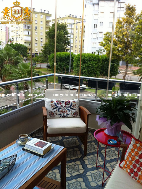 6. Một bàn màu nhỏ màu đỏ tía là bổ sung tuyệt vời cho một ban công theo phong cách sinh động và vui tươi. Sự an toàn là một điều quá cũ của quá khứ – bây giờ chúng ta đang tất tả chạy theo phong cách năng động và hiện đại bạn nhé!