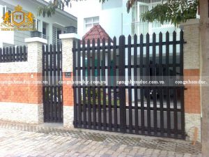 Không cần phải quá cầu kỳ, thiết kế cổng cũng đủ để khiến không gian mặt tiền trở nên ấn tượng hơn.