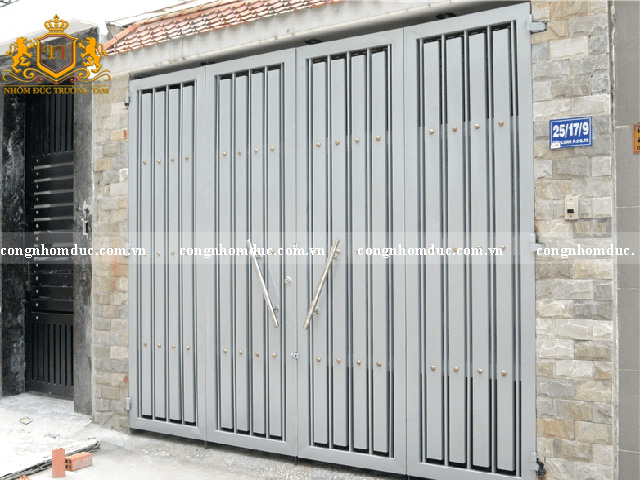 Đơn giản và an toàn chính là ưu điểm của bộ cổng dành cho nhà phố này.