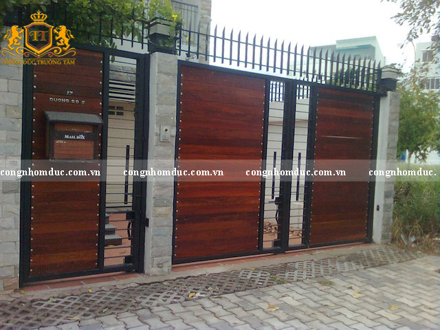 Thiết kế cổng nhà đơn giản nhưng vô cùng chắc chắn. Bạn hoàn toàn có thể yên tâm về độ an toàn của nó. Ngôi nhà của bạn sẽ được bảo vệ 1 cách an toàn.