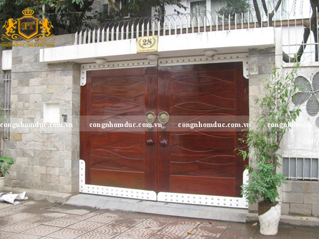 Ai có thể phủ nhận được vẻ đẹp sang trọng của bộ cổng này? Những đường nét thể hiện 1 cách tinh tế vô cùng đẹp mắt.