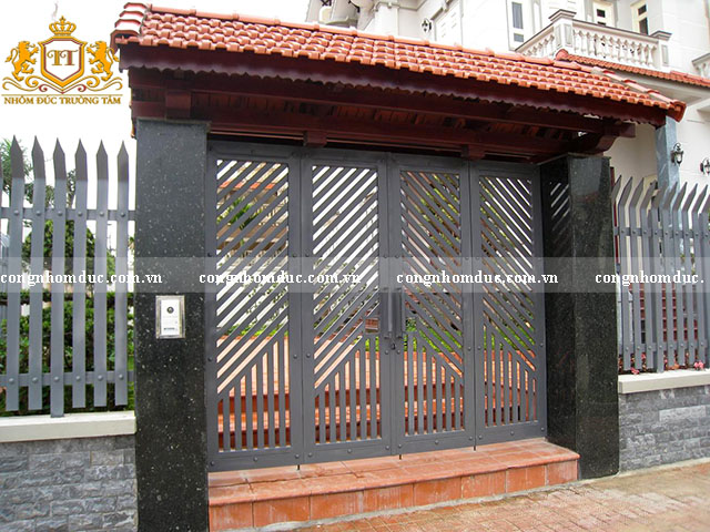 Thiết kế đơn giản nhưng vẫn để lại dấu ấn riêng của gia chủ. Các thanh sắt được sắp xếp đan xen tạo nên vẻ đẹp cuốn hút riêng dành cho ngôi nhà.