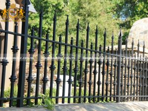 Hàng rào sắt luôn là sự lựa chọn yêu thích của các gia đình. Vừa đảm bảo được tính thẩm mỹ, độ an toàn mà giá thành lại hợp lý.
