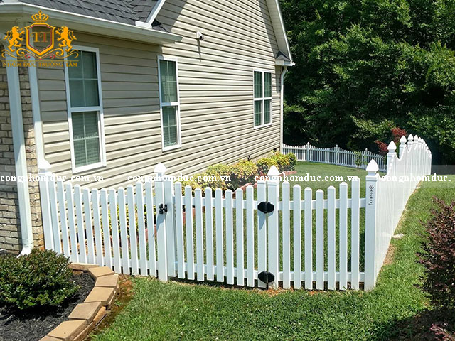 Bạn may mắn sở hữu 1 ngôi nhà sân vườn rộng? Bạn không phải lo lắng đến vấn đề an ninh của ngôi nhà. Một hệ thống hàng rào trắng xinh xinh này sẽ giúp ngôi nhà trở nên lãng mạn hơn.