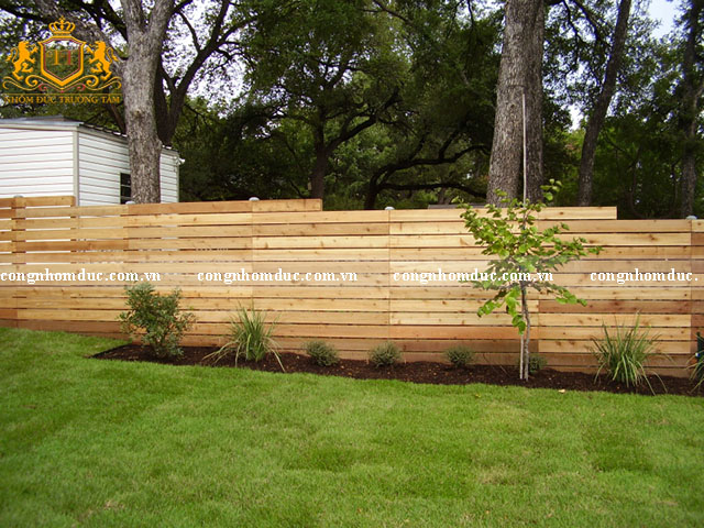 Hàng rào gỗ được sắp xếp theo hình dáng bậc thang vô cùng độc đáo đúng không ạ? 