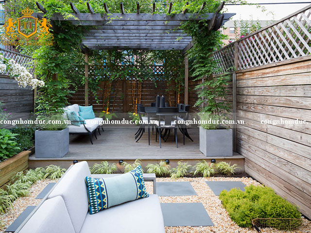 Vẻ đẹp mộc mạc của chất liệu gỗ giúp không gian của ngôi nhà trở nên ấn tượng hơn. Kết hợp thêm cây xanh sẽ tránh được sự đơn điệu, nhàm chán.