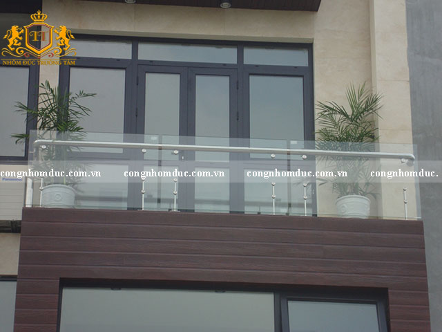 Lan can ban công chất liệu thủy tinh