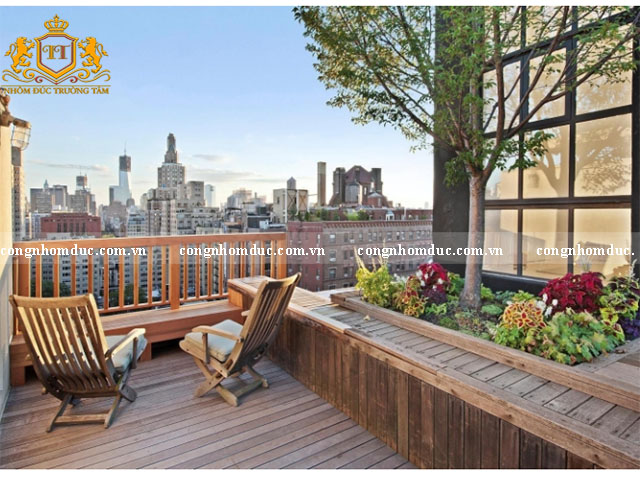 Lan can ban công với chất liệu gỗ tăng vẻ đẹp cho công trình