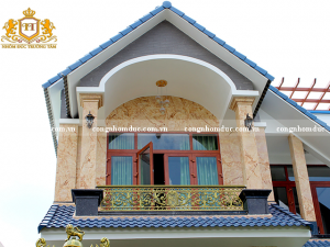 Đây là thiết kế lan can được nhiều gia đình yêu thích lựa chọn. Nó mang đến 1 vẻ đẹp hoàn hảo cho ngôi nhà.