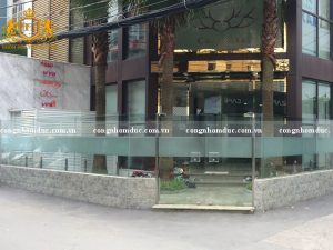 Mẫu hàng rào hiện đại với chất liệu kính cường lực