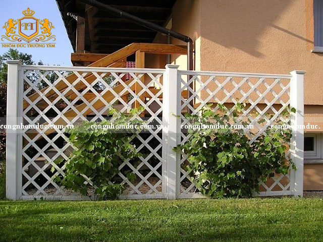 Mẫu hàng rào đơn giản và độc đáo sẽ không chỉ làm cho ngôi nhà của bạn nổi bật hơn, mà còn thể hiện gu thẩm mỹ rất riêng của chủ nhà. Với những chi tiết tinh xảo và hài hòa, hàng rào đơn giản và độc đáo sẽ trở thành điểm nhấn vô cùng thu hút. Hãy xem hình ảnh hàng rào đơn giản và độc đáo để lấy thêm ý tưởng thiết kế cho nhà tiền chế của bạn.