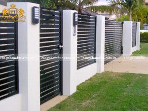 Hàng rào sắt đơn giản luôn nhận được sự yêu thích của các gia đình hiện nay. Các thanh sắt hộp màu đen sang trọng góp phần hoàn thiện vẻ đẹp của ngôi nhà, giúp không gian mặt tiền trở nên ấn tượng hơn.